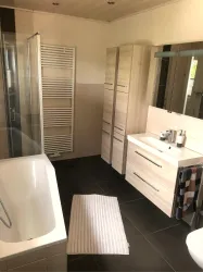 Bad mit Dusche + Wanne _