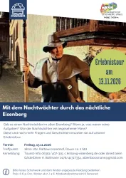 Ein historischer Nachtwächter in traditioneller Kleidung steht auf einem Weg. Er lädt zu einer Erlebnisführung durch das nächtliche Eisenberg ein.