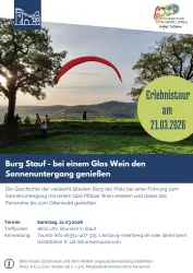 Ein Plakat für eine Erlebnisführung zur Burg Stauf bei Sonnenuntergang mit Wein. Datum und Informationen zur Anmeldung sind ebenfalls angegeben.
