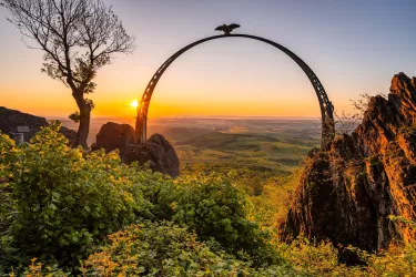 Sonnenaufgang am Adlerbogen (© Donnersberg-Touristik-Verband e.V.; Florian Orth)