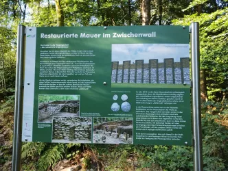 Infotafel Restaurierte Mauer im Zwischenwall (© Donnersberg-Touristik-Verband e.V.)