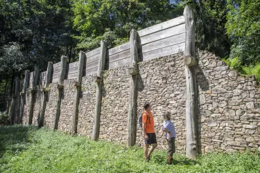 Wanderer an der Keltenmauer (© Pfalz.Touristik, Florian Trykwoski)