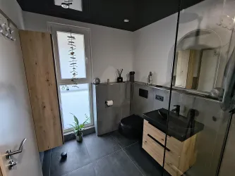 Modernes Badezimmer