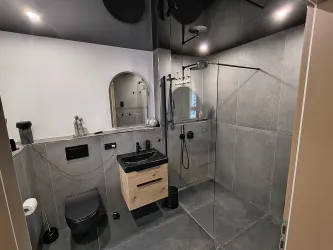 Modernes Badezimmer mit begehbarer Dusche