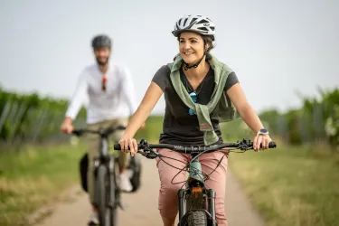 Radtour entlang der Weinreben.