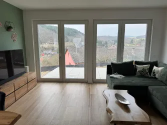 Wohnzimmer mit Blick zur Terrasse (© Fam. Gläßge)