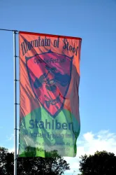 wehende Fahne des Mountain of Steel Festival