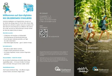 Ein Informationsblatt für das Wanderprogramm 2026. Es zeigt Kinder und Erwachsene beim Wandern in der Natur.