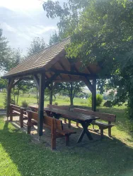 Sitzmöglichkeiten am Tretkneippbecken