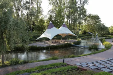Naturpark mit Seebühne
