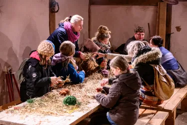 Strohpuppen basteln (© Donnersberg-Touristik-Verband e.V.)
