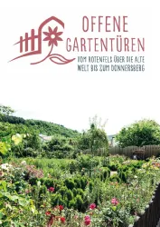 Ein weitläufiger Garten mit vielen bunten Blumen und grünen Pflanzen. Im Hintergrund sind sanfte Hügel sichtbar.