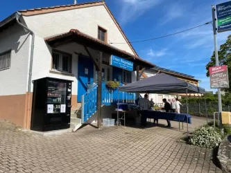 Verkaufsautomat vor dem Bürgerladen in Höringen