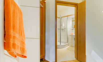 Soppelzimmer Duschbad (© Hotel Kollektur)
