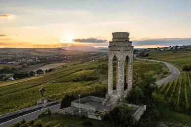 Sonnenuntergang am Ehrenmal im Zellertal (© Sebastian Fachenbach)