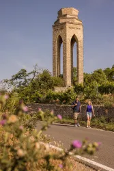 Spaziergang am Ehrenmal (© Donnersberg-Touristik-Verband e.V., Sven Hasselbach)