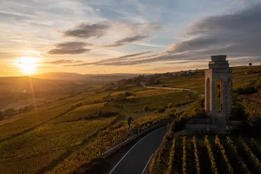 Sonnenuntergang am Zellertaler Ehrenmal (© Donnersberg-Touristik-Verband e.V., Sebastian Fach)