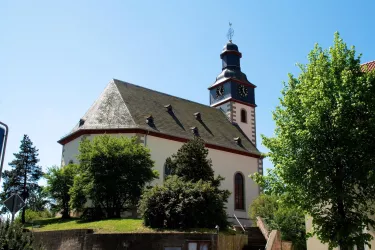 Kirche Dielkirchen mit alter Mauer (© VG Nordpfälzer Land)
