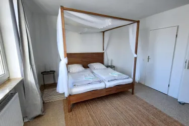 Doppelzimmer mit Himmelbett (© Fam. Hellinger)