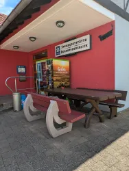 Rastplatz mit Verkaufsautomat
