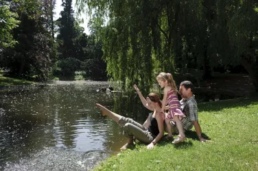 Familie am Teich im Schlossgarten
