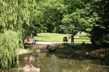 Pause im Schlossgarten (© Donnersberg-Touristik-Verband)