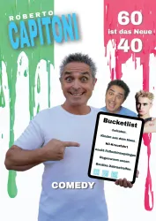 Ein fröhlicher Mann mit grauen Haaren hält ein Schild mit einer Bucketlist. Dahinter sind bunte Farbkleckse und eine humorvolle Stimmung zu sehen.