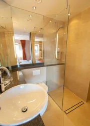 deluxe-zimmer-bathroom-001