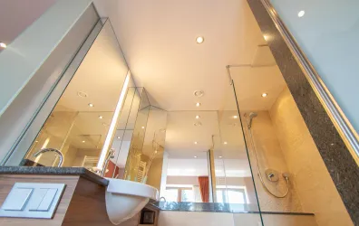 deluxe-zimmer-bathroom-003