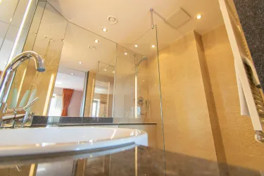 deluxe-zimmer-bathroom-002