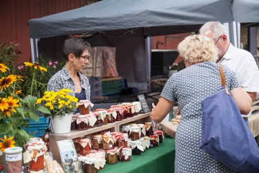 Besucher auf dem Donnersberger Genussmarkt