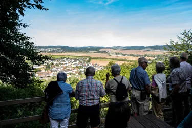 Wandergruppe genießt die Aussicht von der Hohlsteinhütte