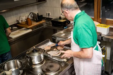 Küchenvorbereitung Hohlsteinhütte