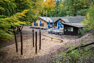 Kriegsberghütte mit Spielplatz