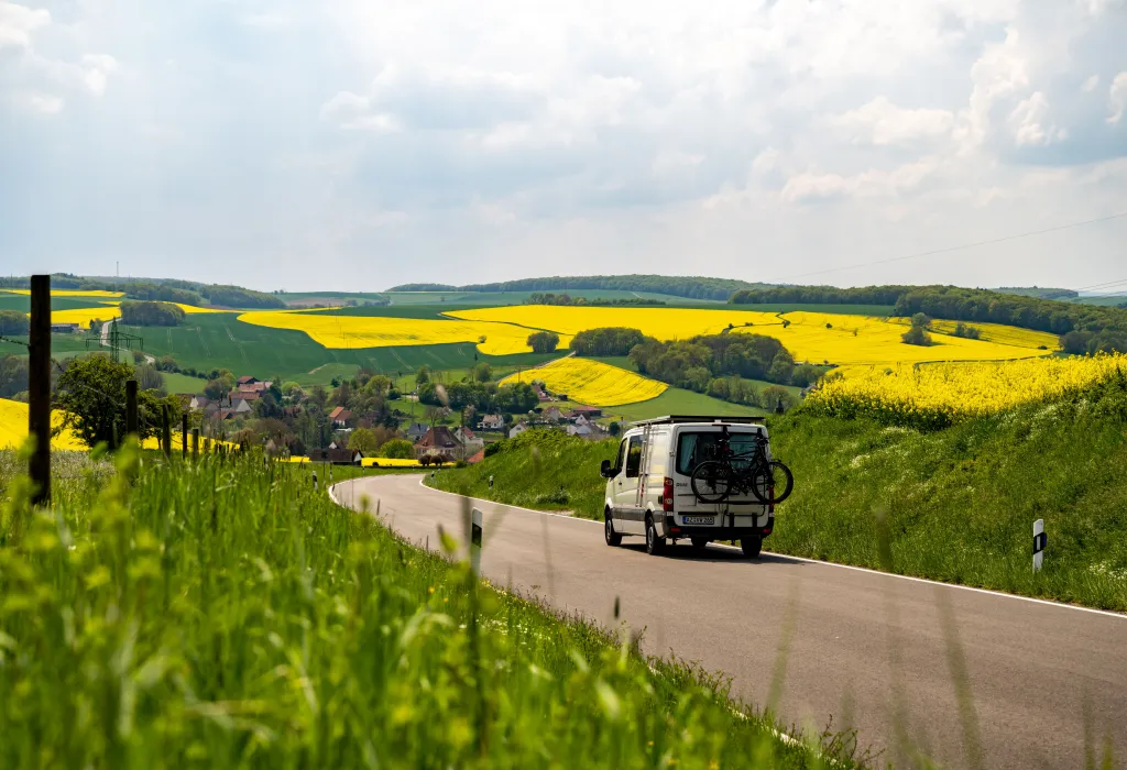 Camper bei der Rapsblüte unterwegs in der Alten Welt 