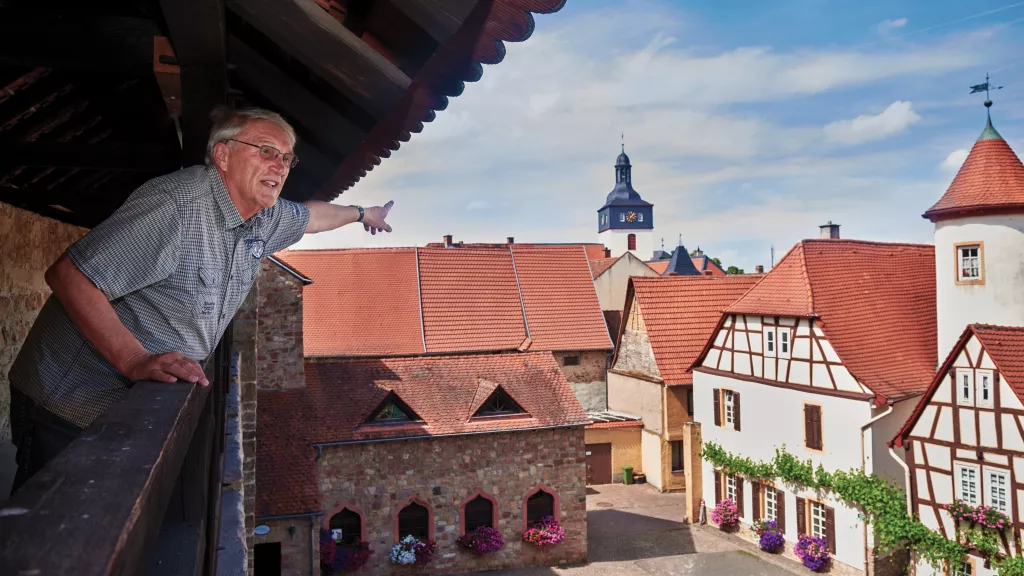 Gästeführer Bernd Knell auf der Kirchheimbolander Stadtmauer