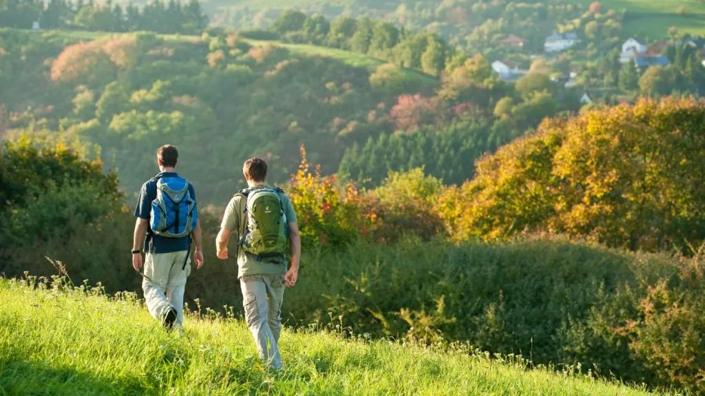 Wandern auf dem Pfälzer Höhenweg mit Blick auf Obermoschel