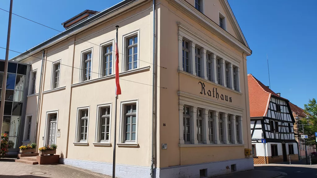 Startpunkt Rathaus zur historische Stadtführung Eisenberg (Pfalz)