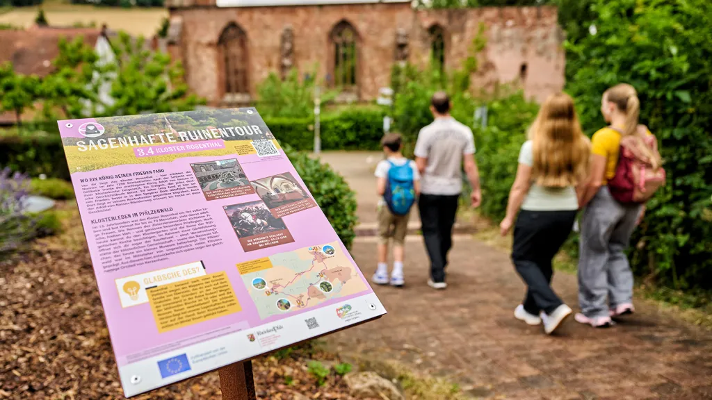 Familie auf dem Wanderweg "Sagenhafte Ruinentour" an der Klosterruine Rosenthal