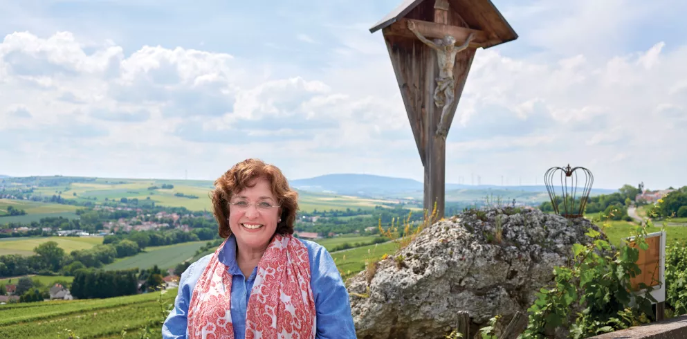 Christine Bernhard vorm Schwarzen Herrgott