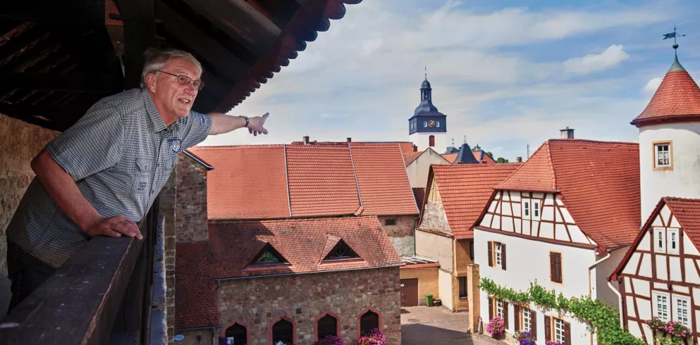 Gästeführer Bernd Knell auf der Kirchheimbolander Stadtmauer