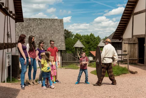 Besuchergruppe im Keltendorf am Donnersberg