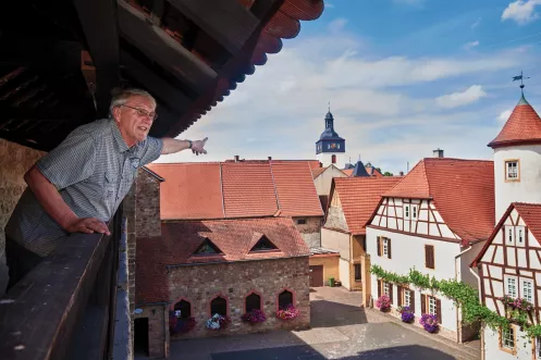 Gästeführer Bernd Knell auf der Kirchheimbolander Stadtmauer