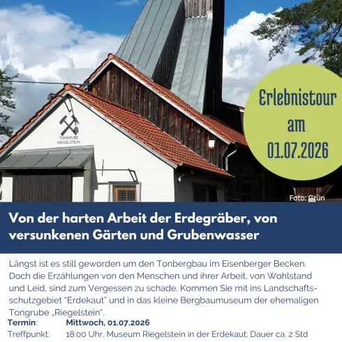 Eine schöne historische Kirche mit einem auffälligen Dach und einem angelegten Garten. Im Vordergrund sind Informationen zu einer Erlebnistour am 01.07.2026 zu sehen.