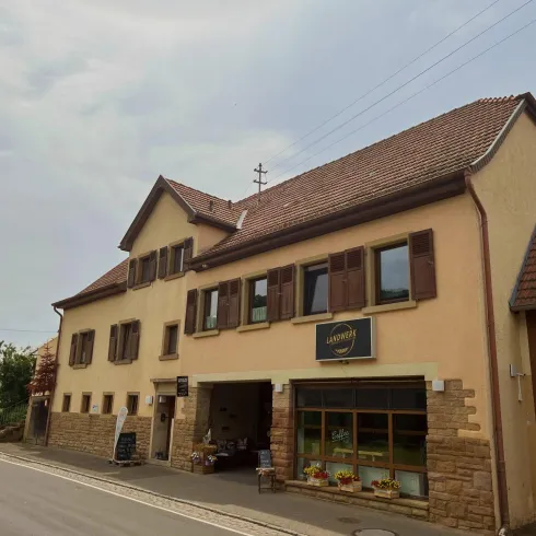 Außenansicht Grashof mit Gewächshaus und Hofladen 