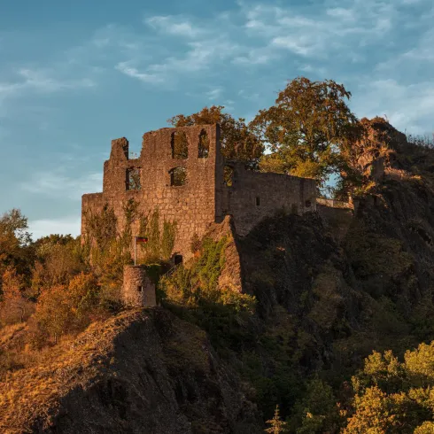 Burgruine Falkenstein in Abenddämmerung