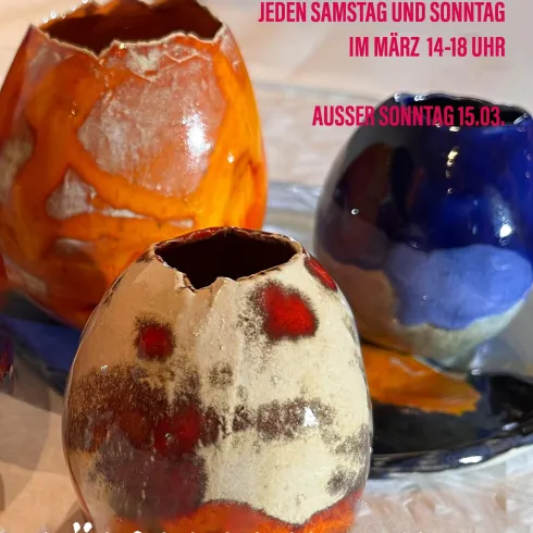Eine Ankündigung für die Veranstaltung "Frühling 26" im März. Gezeigt werden drei dekorative Keramiken in verschiedenen Farben.