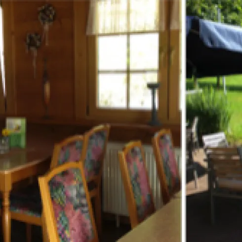 Eine einladende Terrasse mit Tischen und Stühlen im Freien, umgeben von grünen Pflanzen. Im Hintergrund sind Schirme und ein gemütliches Holzgebäude zu sehen.