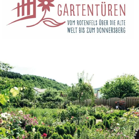 Ein weitläufiger Garten mit vielen bunten Blumen und grünen Pflanzen. Im Hintergrund sind sanfte Hügel sichtbar.