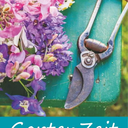 Eine bunte Blumenmischung mit Gartenwerkzeug auf einem grünen Hintergrund. Das Bild bewirbt die Veranstaltung "GartenZeit" im Schlosspark Rockenhausen.